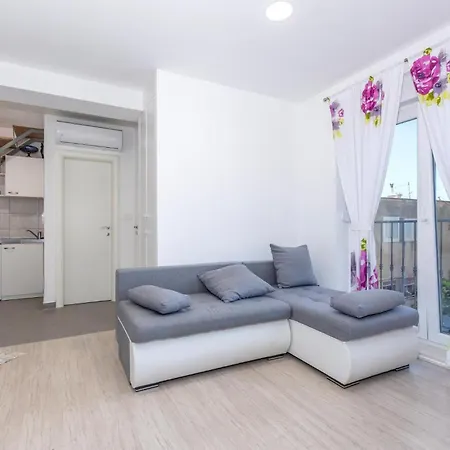 Apartment Gorgeous In With Kitchen Omiš